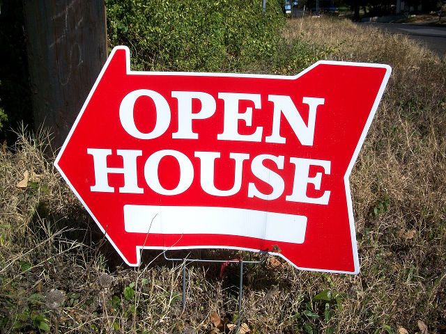 Image of an arrow with open house label
