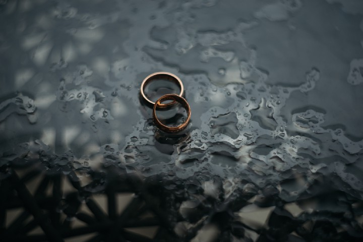 Divorce: Wedding rings on a dark watery background
