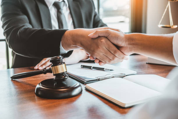 Divorce Lawyer in Bakersfield - Shaking hands with Client